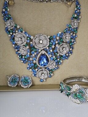 Sparkling Off Park Collection Crystal Jewelry Set!